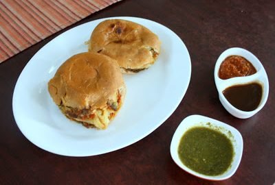 Bun samosa with green and red chutney 
