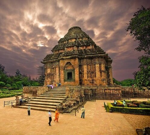 Konrak -  This picture is a  evening time of the sun tample. and its a best time for vister to visit .