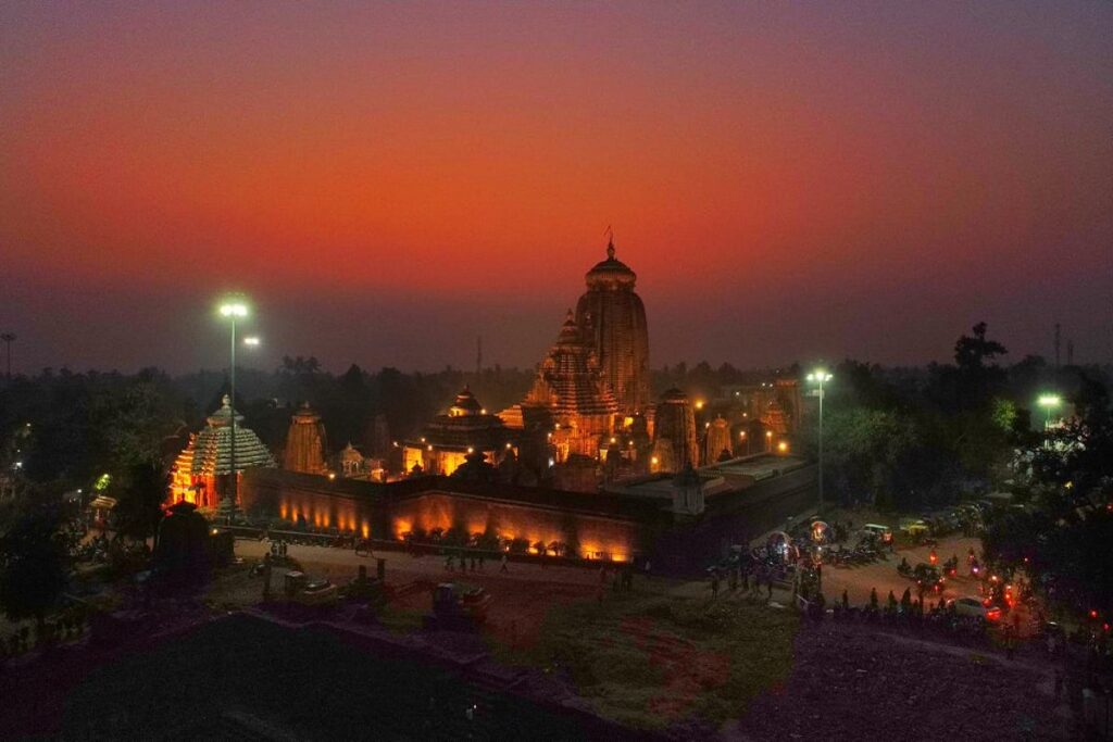 Evening view of lingaraj tample full of lighting such a wonderfull to watch .