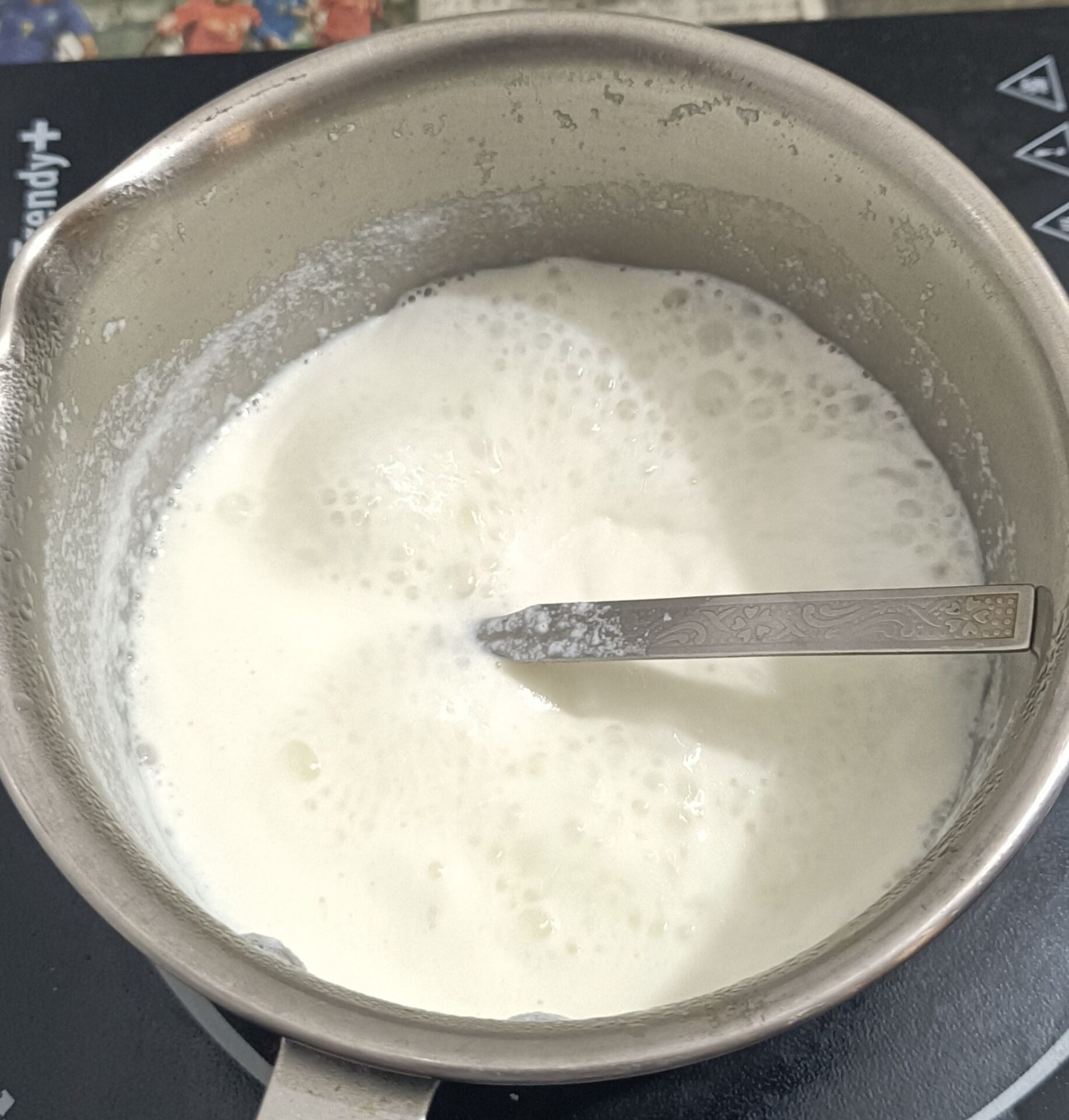 hot milk , boiled milk 