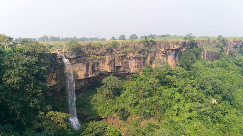 Mendri Ghumar Waterfall, Jagdalpur
The Mendri Ghumar Waterfall is a seasonal waterfall in the Bastar district. It's located 24 kilometers from Jagdalpur, and is close to the Chitrakote Waterfalls. The waterfall is 70 meters high and flows calmly in the summer, but becomes fierce and noisy during the monsoons.