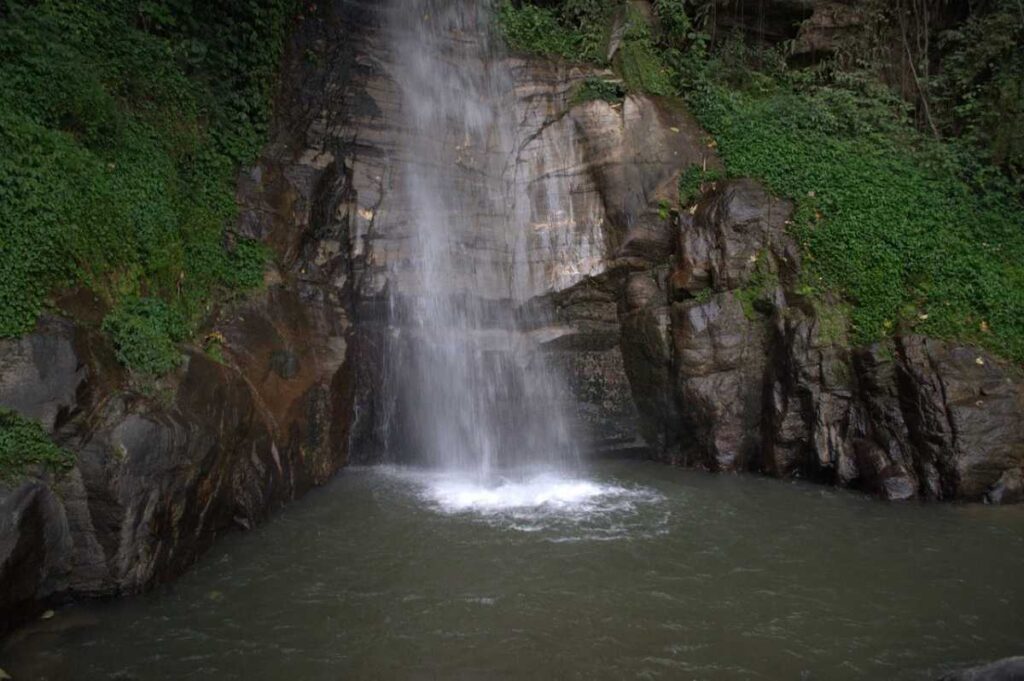 Bane Waterfall, Kunkuri
Bane Waterfalls are located in the Jashpur district. The waterfalls is surrounded by beautiful greenery and misty air. The peaceful surroundings will surely give you a peaceful feeling.